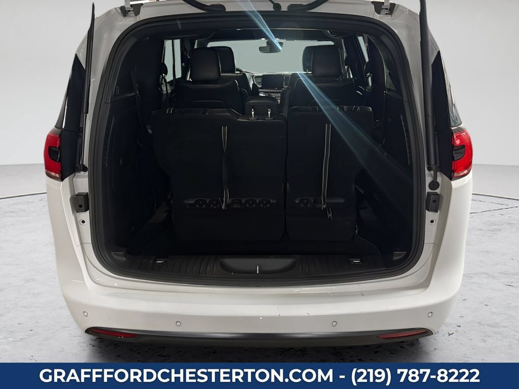 Used 2024 Chrysler Pacifica Limited FWD image 16