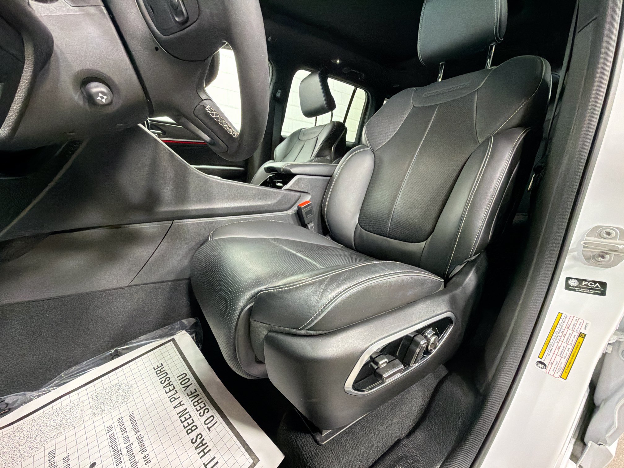 Used 2025 Jeep Grand Cherokee Overland w/ Luxury Tech Group IV AWD/4WD image 5