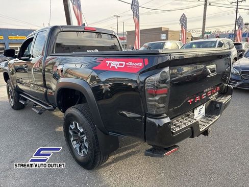 Used 2016 Toyota Tacoma TRD Sport image 9