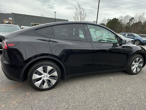 Used 2021 Tesla Model Y Long Range image 8