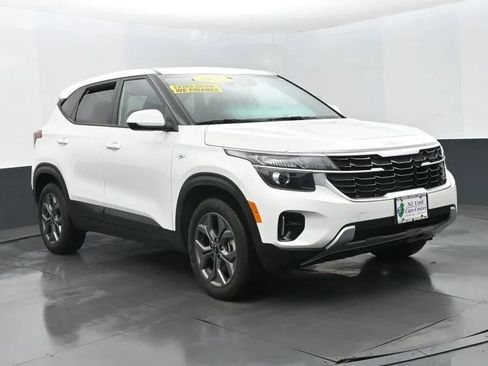 Used 2026 Kia Seltos LX AWD/4WD image 2