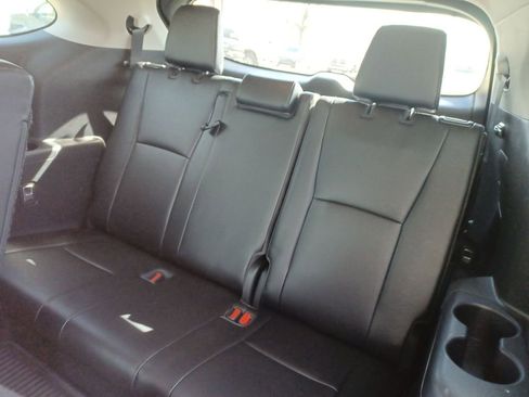 Used 2021 Toyota Highlander XLE image 25