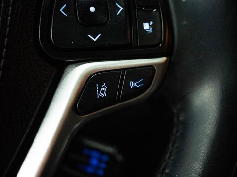 Used 2019 Toyota Highlander XLE FWD image 19