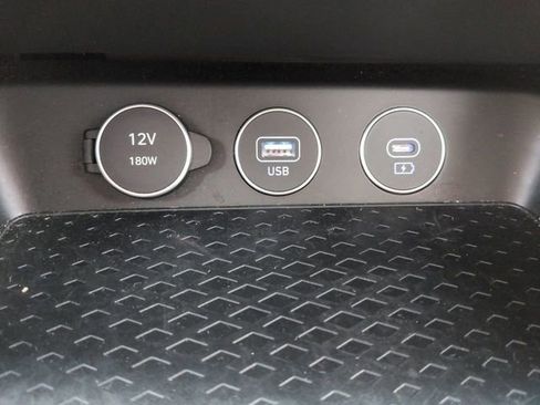 Used 2025 Genesis G70 2.5T image 23