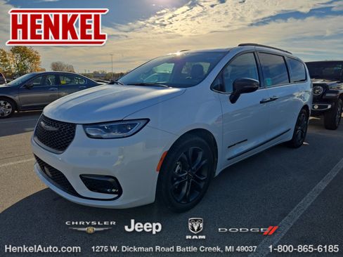 Used 2024 Chrysler Pacifica Touring-L w/ Road Tripper Package FWD image 1