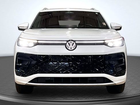 Used 2025 Volkswagen Tiguan SEL R-Line AWD/4WD image 3
