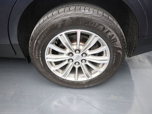 Used 2018 Cadillac XT5 Luxury w/ Driver Awareness Package AWD/4WD image 17