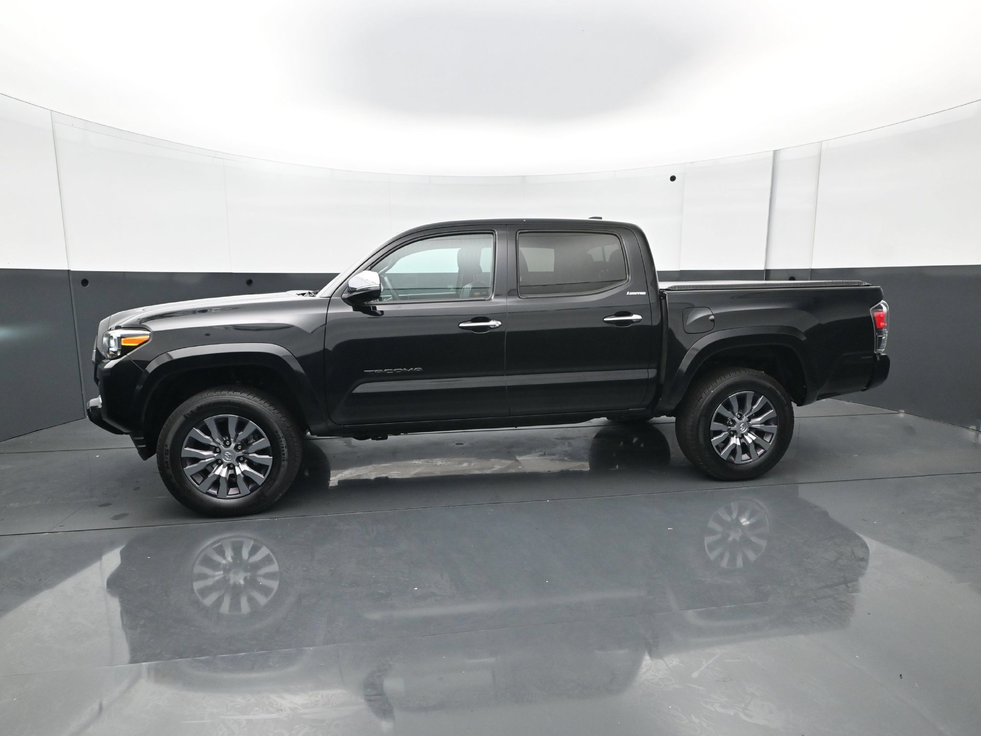 Used 2021 Toyota Tacoma Limited AWD/4WD image 3