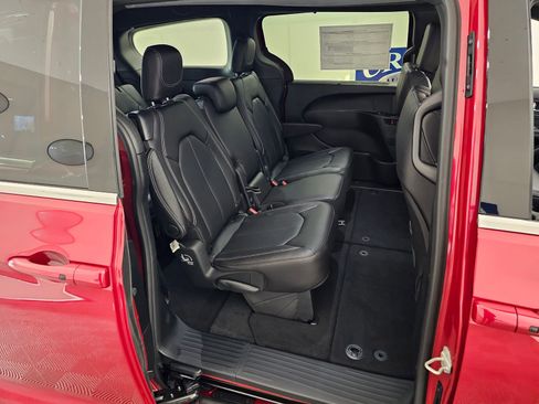 New 2026 Chrysler Pacifica Select image 33