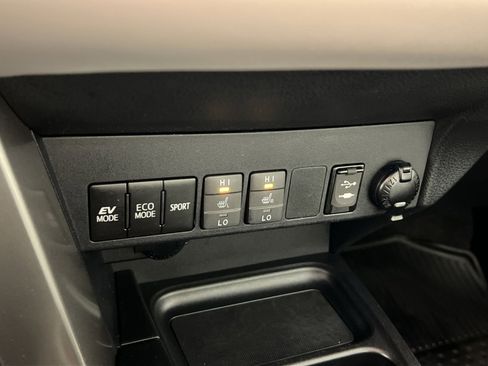 Used 2018 Toyota RAV4 Limited image 33