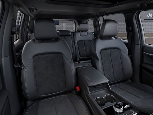 New 2026 Jeep Grand Cherokee Altitude AWD/4WD image 9