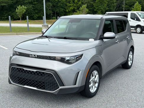 Used 2023 Kia Soul LX w/ LX Technology Package FWD image 3