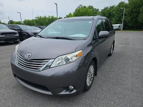 Used 2011 Toyota Sienna XLE w/ Entertainment Pkg FWD image 3