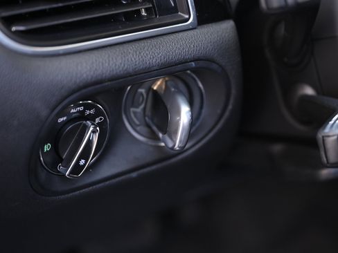 Used 2018 Porsche Macan Sport Edition AWD/4WD image 40