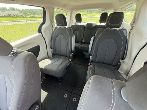 Used 2023 Chrysler Voyager LX FWD image 33
