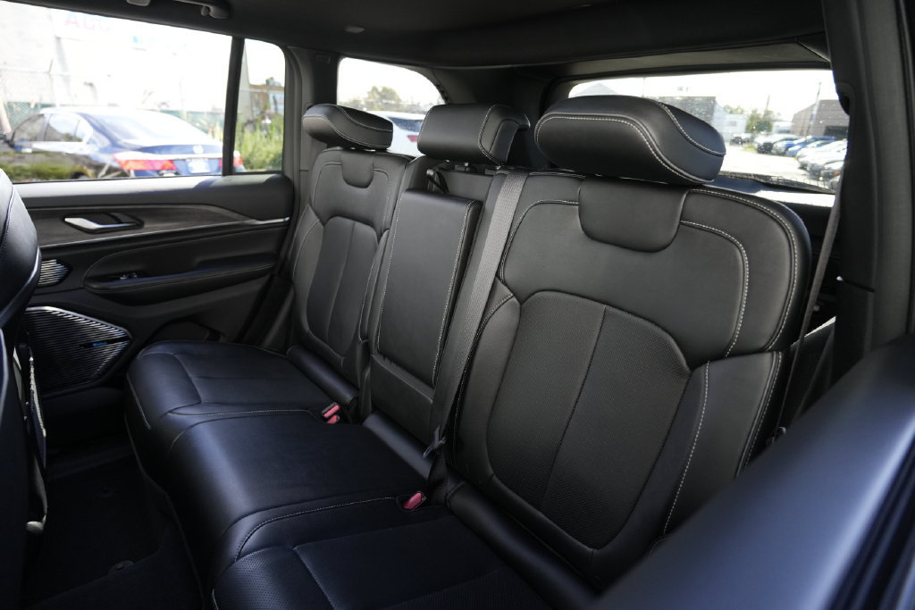 Used 2023 Jeep Grand Cherokee Overland AWD/4WD image 25