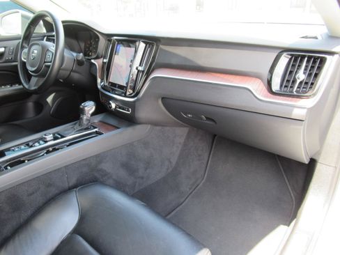 Used 2021 Volvo S60 T5 Momentum FWD image 11