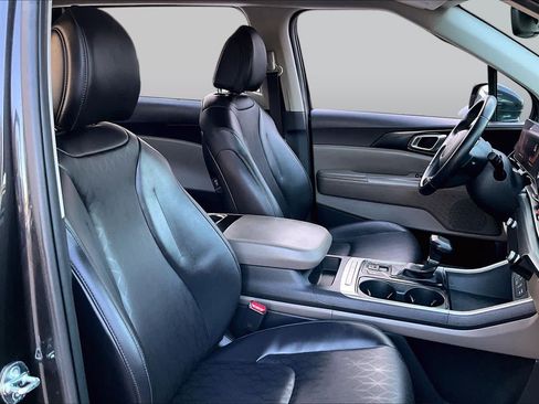 Used 2025 Kia Carnival FWD image 9
