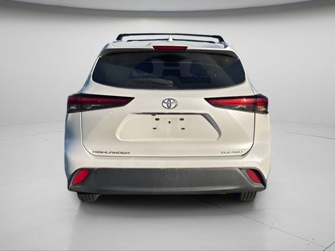 Used 2023 Toyota Highlander XLE image 5