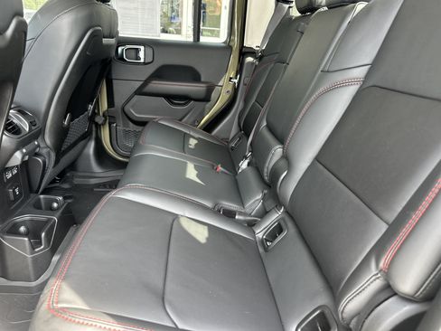 Used 2025 Jeep Gladiator Rubicon w/ Convenience Group AWD/4WD image 12