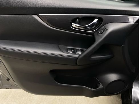 Used 2017 Nissan Rogue SV AWD/4WD image 24