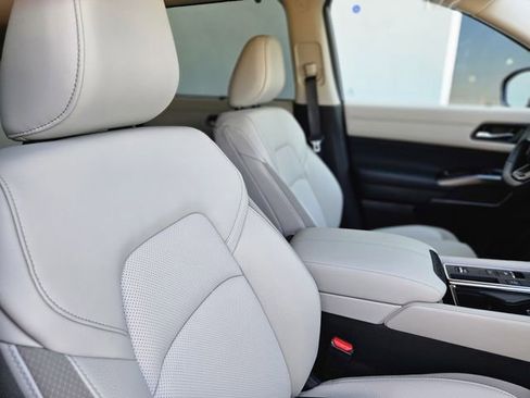 New 2026 Nissan Pathfinder SL w/ SL Premium Package (P04) FWD image 13