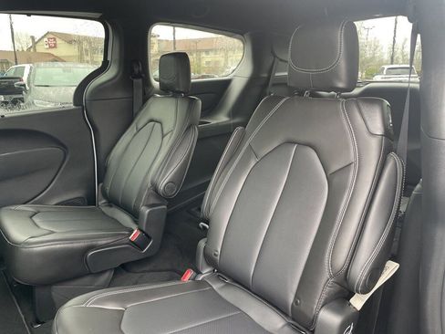 New 2026 Chrysler Pacifica Select image 13