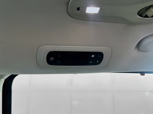 Used 2018 Chrysler Pacifica Touring-L FWD image 26