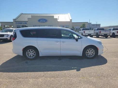 Used 2023 Chrysler Pacifica Touring-L FWD image 19