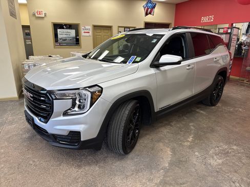 Used 2022 GMC Terrain SLE w/ Driver Convenience Package AWD/4WD image 3