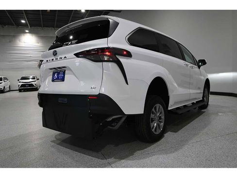 New 2025 Toyota Sienna LE image 6
