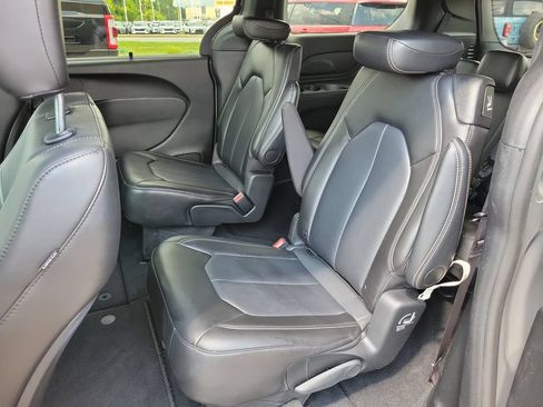 Used 2025 Chrysler Pacifica Select FWD image 13