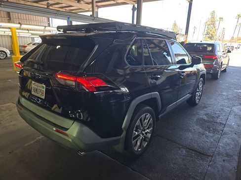 Used 2022 Toyota RAV4 XLE Premium AWD/4WD image 4