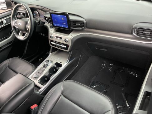 Used 2022 Ford Explorer XLT w/ Equipment Group 202A AWD/4WD image 12