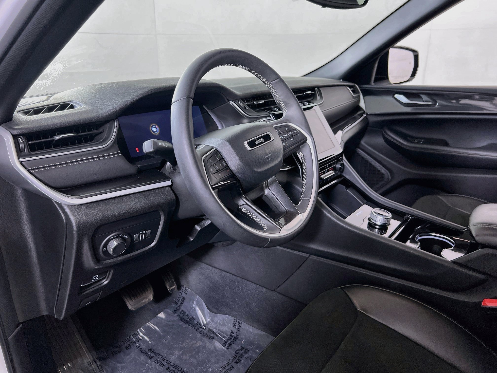 Used 2023 Jeep Grand Cherokee Altitude AWD/4WD image 9