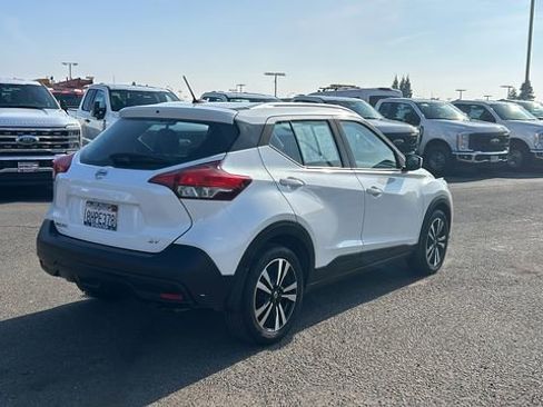Used 2018 Nissan Kicks SV image 3