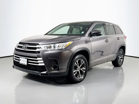 Used 2017 Toyota Highlander LE image 1