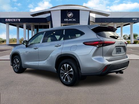 Used 2021 Toyota Highlander XLE image 6