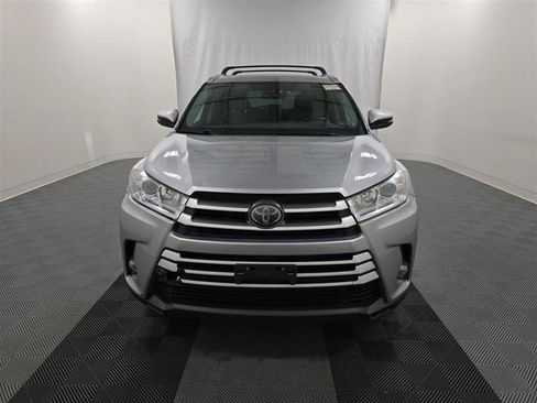 Used 2017 Toyota Highlander XLE w/ Carpet Mat Package AWD/4WD image 2