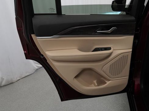 Certified 2025 Jeep Grand Cherokee Limited AWD/4WD image 44