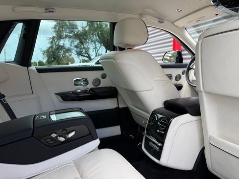 Used 2022 Rolls-Royce Phantom Sedan RWD image 42