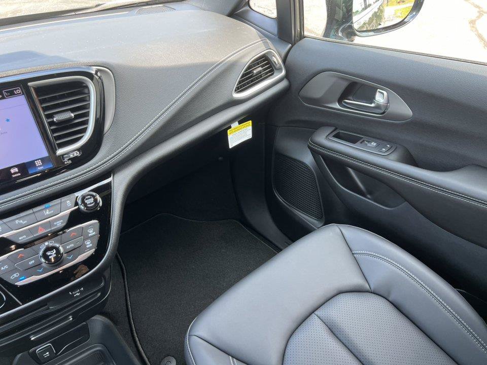 New 2027 Chrysler Pacifica Select FWD image 28