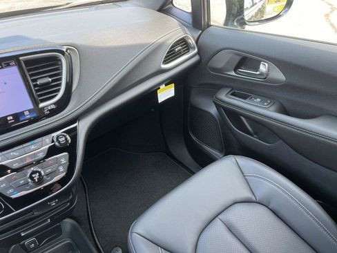 New 2027 Chrysler Pacifica Select FWD image 28
