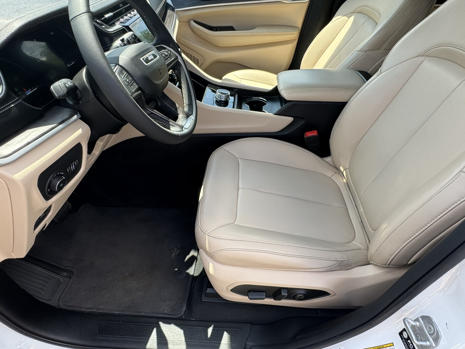 Used 2025 Jeep Grand Cherokee L Limited RWD image 9