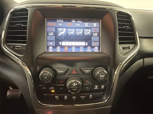 Used 2019 Jeep Grand Cherokee Laredo AWD/4WD image 26