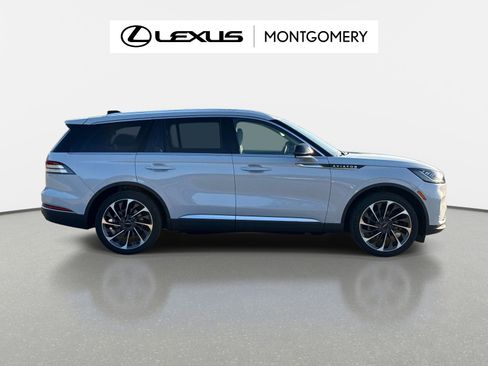 Used 2025 Lincoln Aviator Reserve w/ Luxury Package RWD image 2