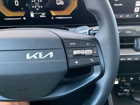 Used 2025 Kia K4 LXS image 23