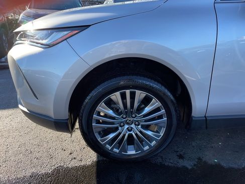 Certified 2024 Toyota Venza XLE image 3