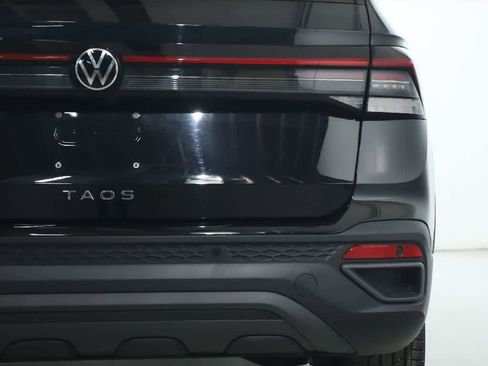 Certified 2025 Volkswagen Taos SE FWD image 45