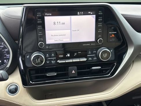 Used 2020 Toyota Highlander XLE FWD image 26